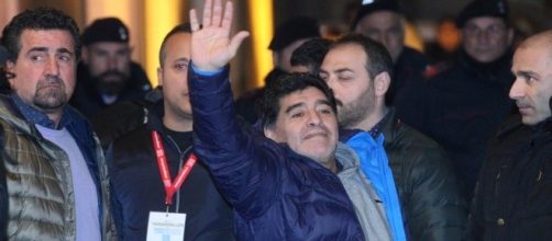 Maradona torna a Napoli accolto calorosamente dai tifosi