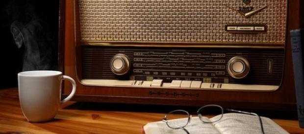 As pessoas estão ouvindo menos rádio. As pessoas estão ouvindo menos rádio.
