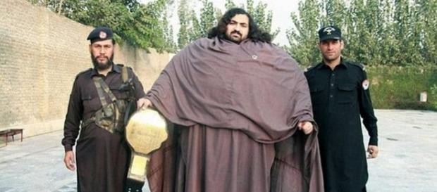 Gigantul blând, Arbab Khizer Hayat, este denumit HULK din Pakistan de către conaționali - Foto: Caters News Agency Gigantul blând, Arbab Khizer Hayat, este denumit HULK din Pakistan de către conaționali - Foto: Caters News Agency