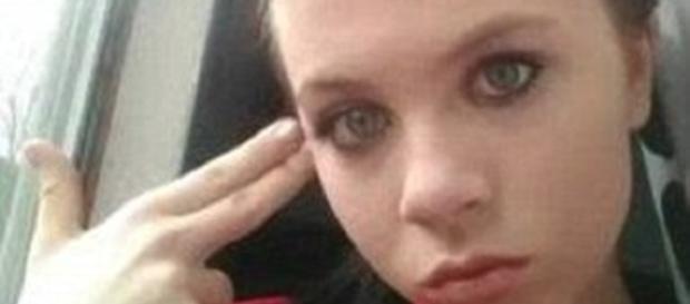 Menina de apenas 12 anos filmou o próprio suicídio Menina de apenas 12 anos filmou o próprio suicídio