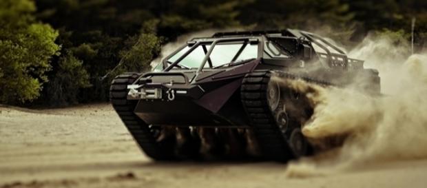 Ripsaw EV2 chamou a atenção dos milionários ao aparecer em filmes como "Gi Joe 2" e "Mad Max" Ripsaw EV2 chamou a atenção dos milionários ao aparecer em filmes como "Gi Joe 2" e "Mad Max"