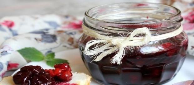 vasetto di marmellata di ciliegie vasetto di marmellata di ciliegie