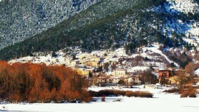 Foto Panoramica di Villetta Barrea - Scattata dal ponte sul lago