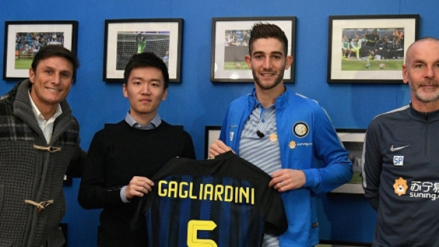 Zanetti, Steven Zhang e Pioli con il nuovo arrivato Roberto Gagliardini