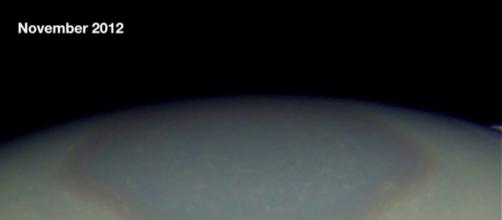 Le changement de couleur du pôle Nord de Saturne après 4 ans.
