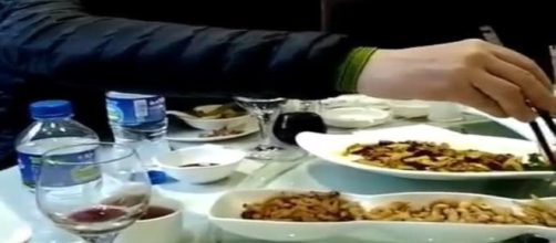 Cina, Ciro Ferrara accantona la pizza e mangia vermi e api