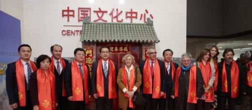 La alcaldesa de Madrid, Manuela Carmena, y a su derecha Lyu Fan, embajador de China en España