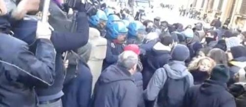 Migranti tentano di entrare in prefettura a Firenze, cariche della polizia