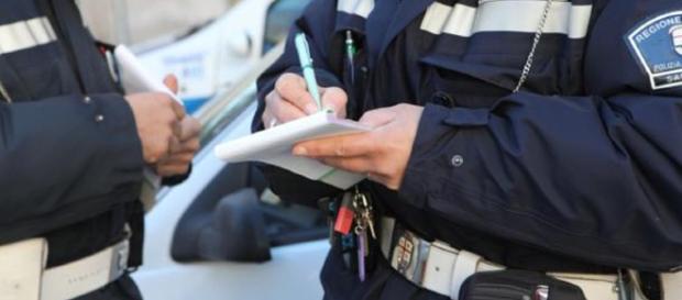 Bambino lasciato in auto al gelo: padre denunciato Bambino lasciato in auto al gelo: padre denunciato