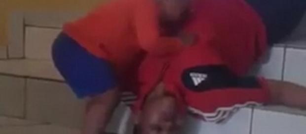 Bebê chora muito ao ver 'pegadinha' da tia - Google Bebê chora muito ao ver 'pegadinha' da tia - Google