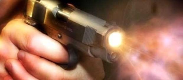 Corpo foi encontrado com vários ferimentos causados por disparos de arma de fogo Corpo foi encontrado com vários ferimentos causados por disparos de arma de fogo