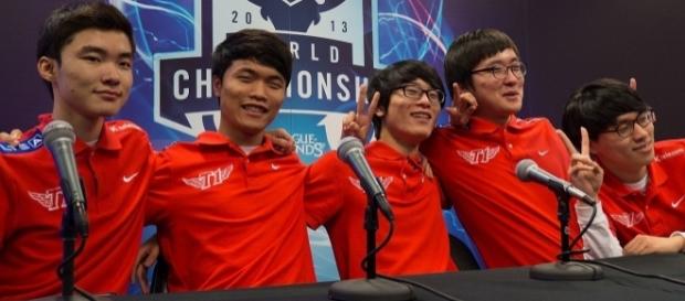 Datei:SK Telecom T1 at LoL World Championship 2013.jpg – Wikipedia - wikipedia.org Datei:SK Telecom T1 at LoL World Championship 2013.jpg – Wikipedia - wikipedia.org