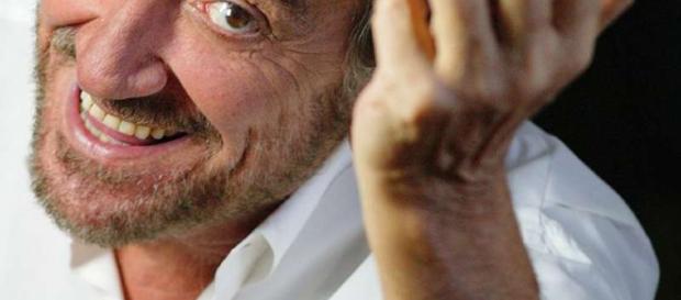 Gigi Proietti a teatro durante un suo spettacolo Gigi Proietti a teatro durante un suo spettacolo