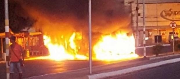 Incêndio de ônibus próximo de ponto em Simões filho Incêndio de ônibus próximo de ponto em Simões filho