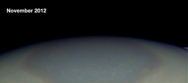 Le changement de couleur du pôle Nord de Saturne après 4 ans. Le changement de couleur du pôle Nord de Saturne après 4 ans.