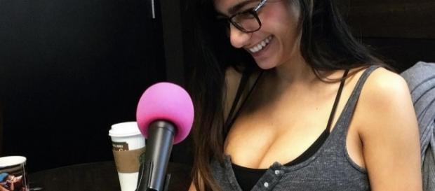 Mia Khalifa sempre deixa sua opinião irreverente sobre alguns jogos Mia Khalifa sempre deixa sua opinião irreverente sobre alguns jogos