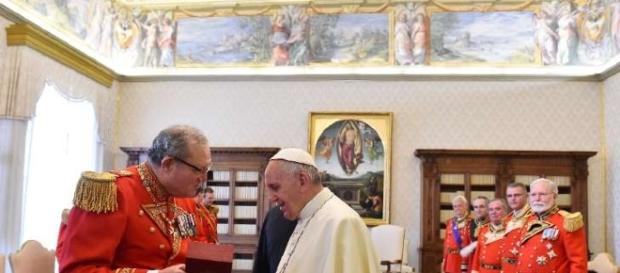 Papa Francisco tem oposição ferrenha da entidade conservadora 'A Ordem de Malta' Papa Francisco tem oposição ferrenha da entidade conservadora 'A Ordem de Malta'