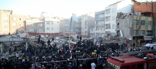 Rescue services search for victims beneath the rubble/aa.com.tr Rescue services search for victims beneath the rubble/aa.com.tr