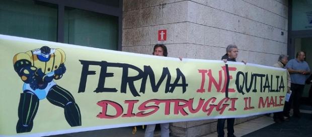 Tor Marancia: Jeeg Robot chiude la sede di Equitalia Tor Marancia: Jeeg Robot chiude la sede di Equitalia