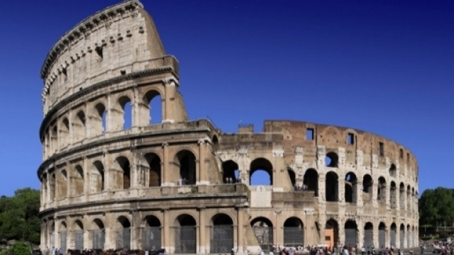 Roma: turisti tentano di scavalcare cancelli Colosseo