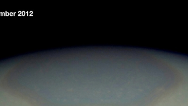Le changement de couleur du pôle Nord de Saturne après 4 ans.