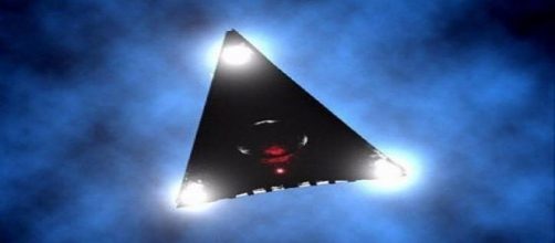 Un gigantesco Ufo nero, di forma triangolare, è stato avvistato in Cornovaglia.