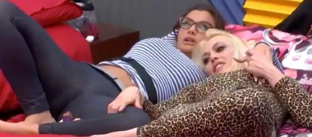 Elettra y Daniela, de toqueteo. Elettra y Daniela, de toqueteo.