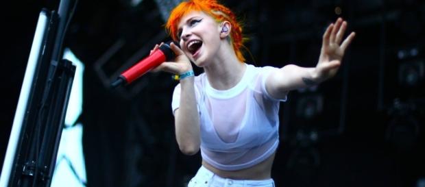 Hayley Williams se apresenta com o Paramore no Hanhout Music Festival em 2015 Hayley Williams se apresenta com o Paramore no Hanhout Music Festival em 2015