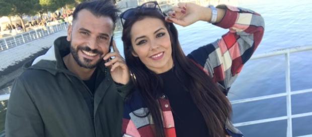 O jovem casal continua unido e feliz. O jovem casal continua unido e feliz.