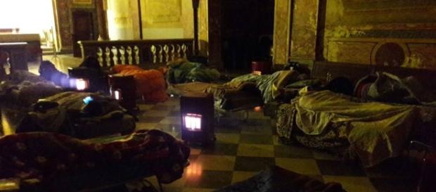 Roma, emergenza gelo: clochard dormono in chiesa Roma, emergenza gelo: clochard dormono in chiesa