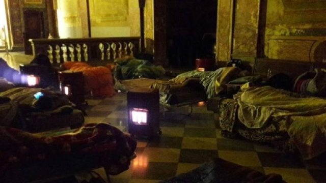 Roma, emergenza gelo: clochard dormono in chiesa