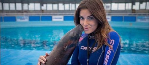 Sfregiata con l'acido dall'ex, Rimini si stringe attorno a Gessica Notaro, addestratrice di delfini modella già tra le finalista di Miss Italia
