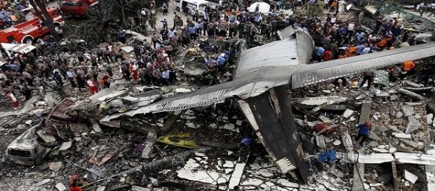 Avião atingiu conjunto habitacional derrubando vários prédios Avião atingiu conjunto habitacional derrubando vários prédios