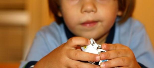 Hijo único jugando con sus juguetes en casa Hijo único jugando con sus juguetes en casa