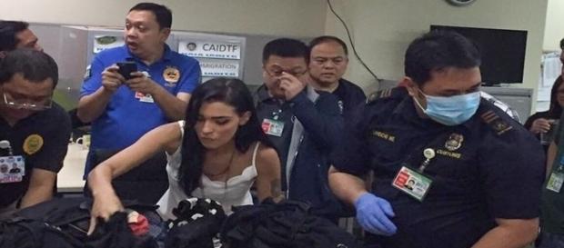Jovem foi pega com cocaína na bagagem no aeroporto de Manila. Jovem foi pega com cocaína na bagagem no aeroporto de Manila.