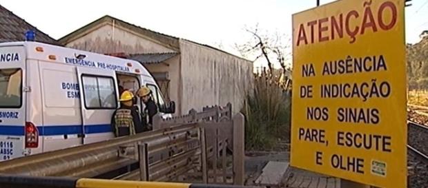 Jovem não se terá apercebido da passagem de comboio rápido sem paragem Jovem não se terá apercebido da passagem de comboio rápido sem paragem