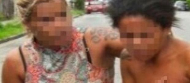 Mulher pega amante do marido e a obriga a andar nua Mulher pega amante do marido e a obriga a andar nua