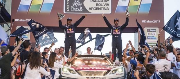 Stephane Peterhansel (dir.) se tornou o maior campeão do Rally Dakar, com 13 títulos Stephane Peterhansel (dir.) se tornou o maior campeão do Rally Dakar, com 13 títulos