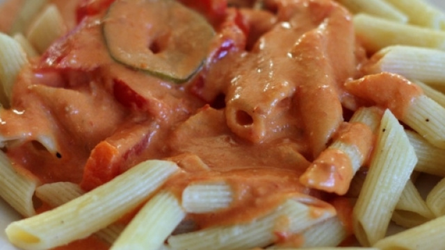 Pasta con sugo cremoso delicato e avvolgente - simpledeliciousfood.com