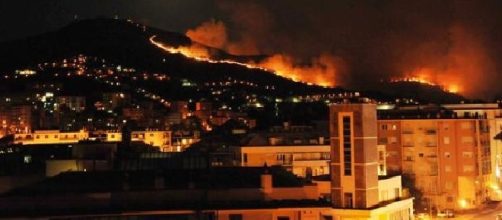 Incendio minaccia un quartire di Genova, 300 gli sfollati