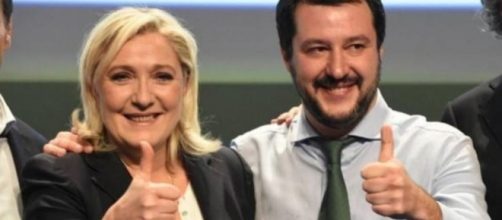La leader del Front National, Marine Le Pen, insieme al segretario della Lega Nord, Matteo Salvini