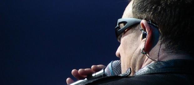 Il cantante Bono, frontman degli U2. Il cantante Bono, frontman degli U2.