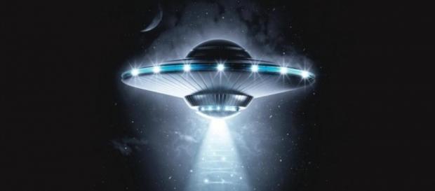 Il video dell'UFO avvistato nel Salento spopola sui social Il video dell'UFO avvistato nel Salento spopola sui social