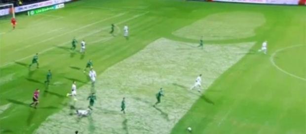 Mesmo com a genitália desenhada no gramado, os jogadores tiveram que continuar a partida Mesmo com a genitália desenhada no gramado, os jogadores tiveram que continuar a partida