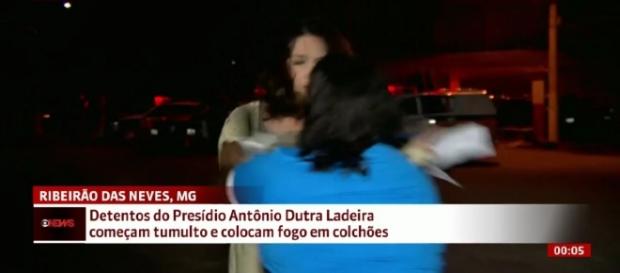 Momento em que mulher ataca a jornalista (Foto: Reprodução) Momento em que mulher ataca a jornalista (Foto: Reprodução)