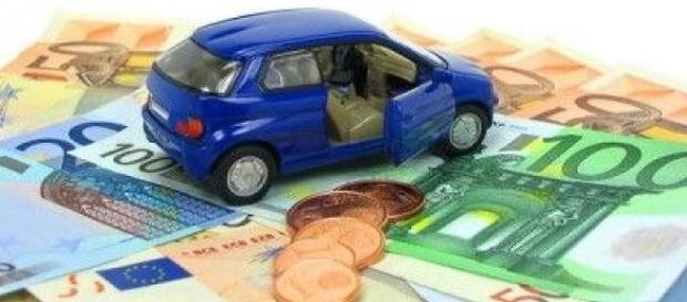 Un modellino di una macchina su una serie di banconote Un modellino di una macchina su una serie di banconote