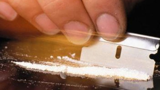 Cocaina su un tavolo, una delle droghe pi&ugrave; consumate
