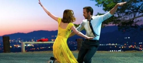 Ryan Gosling ed Emma Stone ballano sotto le stelle in 'La La Land'.