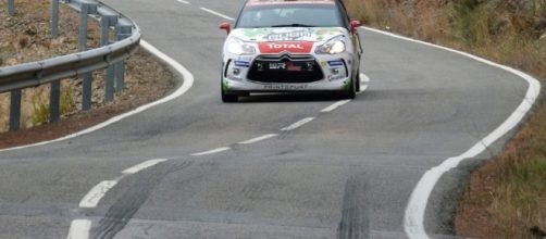 Una macchina da rally durante una prova