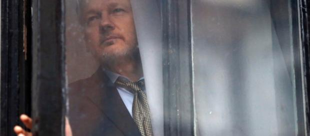 A dispetto delle promesse Julian Assange resta alla finestra: non si è mai mosso dall'ambasciata dell'Ecuador a Londra dove è rifugiato. Foto: wired A dispetto delle promesse Julian Assange resta alla finestra: non si è mai mosso dall'ambasciata dell'Ecuador a Londra dove è rifugiato. Foto: wired